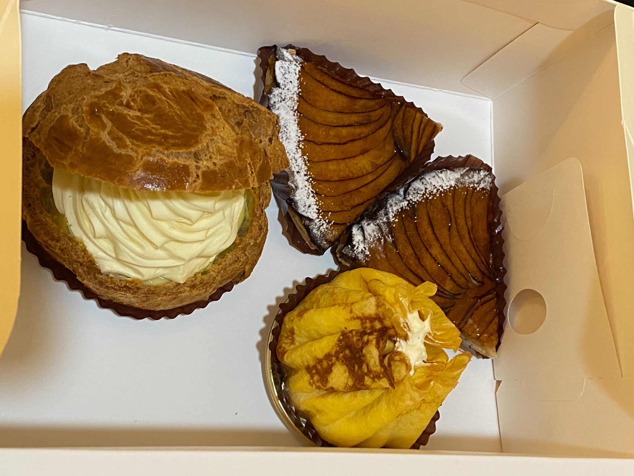 函館の街角にぽつんと現れる、“ご褒美の灯”スイーツの王道！絶品シュークリーム